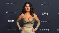 Salma Hayek melangkah tanpa celah ke karpet merah, semua mata langsung tertuju padanya.  Foto: FilmMagic/Steve Granitz