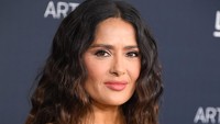 Bersamaan dengan gaun bertali, bintang yang masuk nominasi Oscar itu memasangkan tampilan dengan sarung tangan yang serasi dari kain yang sama. Foto: FilmMagic/Steve Granitz