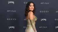 Salma Hayek tampil percaya diri memamerkan selera modenya yang sempurna.  Foto: FilmMagic/Steve Granitz