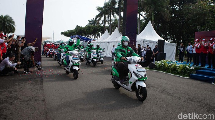 Sambut KTT G20, Puluhan Kendaraan Listrik Touring Jakarta-Bali Kemenhub menggelar touring kendaraan listrik berbasis baterai Jakarta-Bali. Pelepasan peserta dilakukan di kawasan Monas, Jakarta, Senin (7/11/2022) pagi.