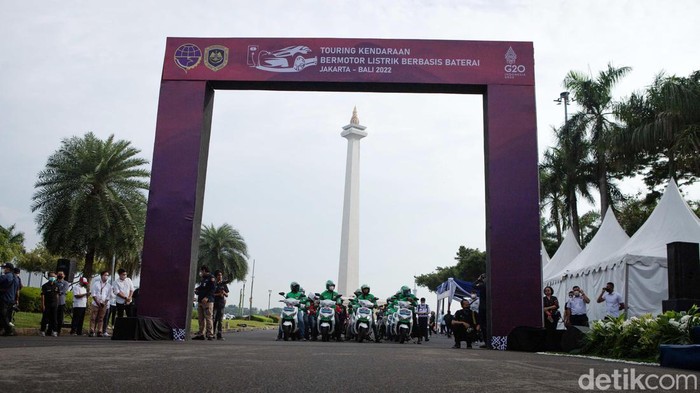 Sambut KTT G20, Puluhan Kendaraan Listrik Touring Jakarta-Bali Kemenhub menggelar touring kendaraan listrik berbasis baterai Jakarta-Bali. Pelepasan peserta dilakukan di kawasan Monas, Jakarta, Senin (7/11/2022) pagi.