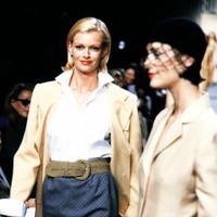 Sarah Murdoch kemudian masuk manajemen model Viviens Management di Sydney. Dia lalu pindah ke Paris dan mulai tampil di berbagai fashion show desainer dunia seperti Karl Lagerfeld, Issey Miyake, Chanel, Givenchy, Kenzo, Valentino dan Oscar de la Renta. Foto: Getty Images