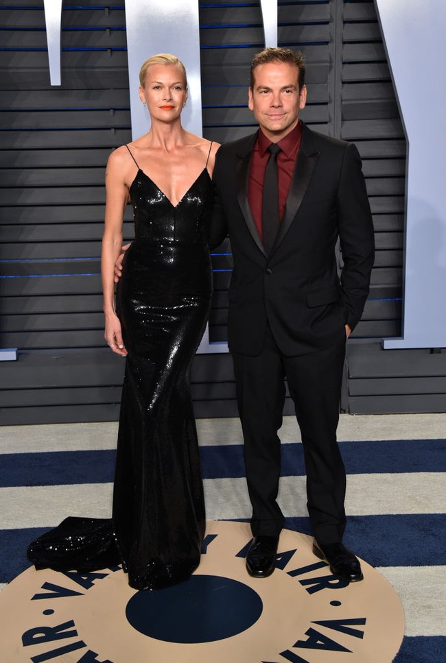 Seperti dikutip dari Hollywood Reporter Sarah yang memiliki nama lahir Sarah O’Hare menikah dengan putra tertua raja media Rupert Murdoch, Lachlan Murdoch. Keduanya menikah pada 1999. Foto: Getty Images