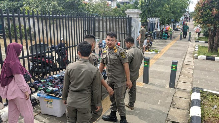 Satpol PP Bogor Tertibkan 300 PKL di Stadion Pakansari