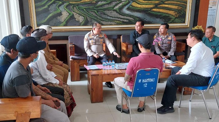 Sejumlah tokoh masyarakat Desa Padangan mendatangai Polres Tabanan untuk mengadukan dugaan malpraktik yang dialami salah seorang warga, Senin (7/11/2022). (Istimewa)