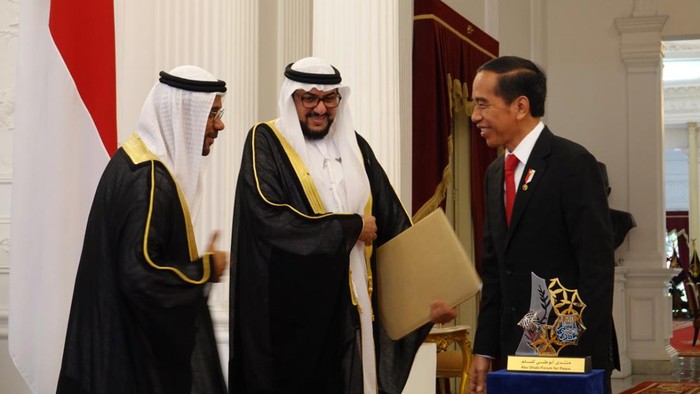 Sekretaris Jenderal Abu Dhabi Peace Forum (ADPF), Al-Mahfouz bin Abdullah bin Bayyah, mendatangi Istana Merdeka, Jakarta Pusat. Al-Mahfouz menyerahkan penghargaan perdamaian internasional 2022 kepada Presiden Joko Widodo (Jokowi).
