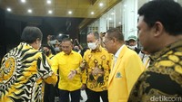 Gabungan relawan Jokowi diwakili oleh Ketua Umum Relawan Pro Jokowi (Projo) Budi Arie Setiadi yang sudah tiba lebih dulu tampak menyambut kehadiran Airlangga.