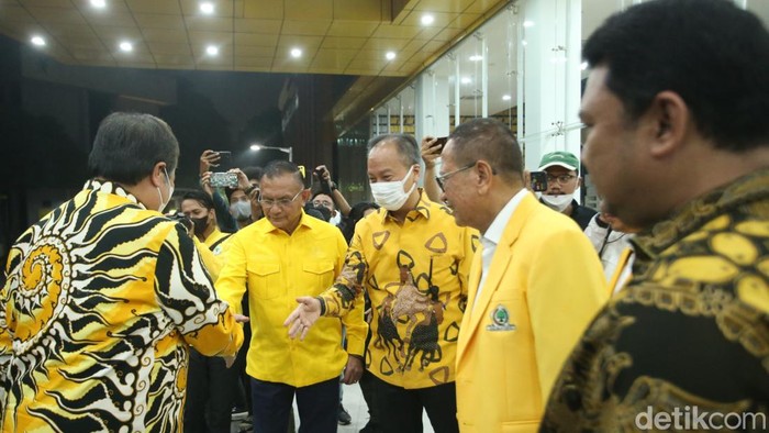 Semringah Airlangga Hartarto Silaturahmi dengan Relawan Jokowi Ketua Umum Partai Golkar Airlangga Hartarto menggelar pertemuan dengan gabungan relawan Joko Widodo (Jokowi) malam ini. Airlangga terlihat sangat semringah.