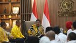 Semringah Airlangga Hartarto Silaturahmi dengan Relawan Jokowi