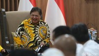 Ini momen saat Airlangga terlihat sangat semringah.