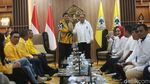 Semringah Airlangga Hartarto Silaturahmi dengan Relawan Jokowi