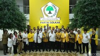 Diberitakan sebelumnya, gabungan relawan Jokowi berencana menemui Airlangga hari ini. Para relawan Jokowi itu bakal menyampaikan hasil musyawarah rakyat (Musra) Indonesia I.