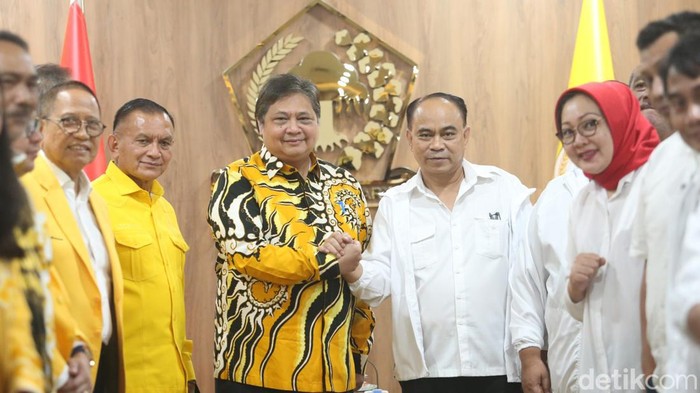 Ketua Umum Partai Golkar Airlangga Hartarto menggelar pertemuan dengan gabungan relawan Joko Widodo (Jokowi) malam ini. Airlangga terlihat sangat semringah.