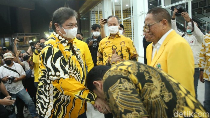 Ketua Umum Partai Golkar Airlangga Hartarto menggelar pertemuan dengan gabungan relawan Joko Widodo (Jokowi) malam ini. Airlangga terlihat sangat semringah.