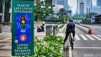 Ketaatan pesepeda mengikuti rambu jalan sangat diharapkan untuk keselamatan bersama.