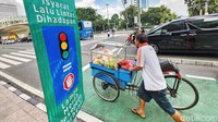 Terkini, pesepeda yang menerobos lampu merah tertabrak pengendara mobil di perempatan Harmoni, Jakarta Pusat.