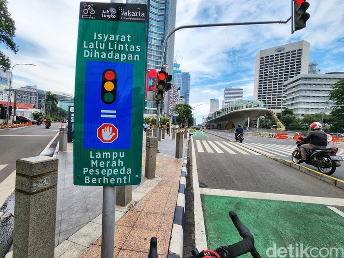Pesepeda kini harus mengikuti petunjuk traffic light di Jakarta. Sebelum viral pesepeda tertabrak pengendara mobil saat menerobos lampu merah di Harmoni, Jakarta.