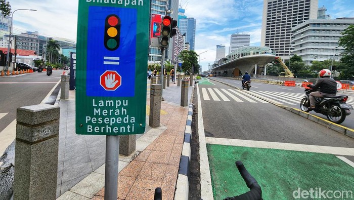 Sepeda Ikut Rambu Lalu Lintas Pesepeda kini harus mengikuti petunjuk traffic light di Jakarta. Sebelum viral pesepeda tertabrak pengendara mobil saat menerobos lampu merah di Harmoni, Jakarta.