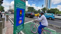 Pesepeda melintas di jalur sepeda dengan marka jalan yang mengharuskan sepeda mengikuti petunjuk traffic light di Jl Thamrin, Jakarta, Senin (7/11/2022).