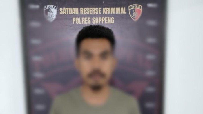 Oknum tenaga honorer Satpol PP di Kabupaten Soppeng, Sulawesi Selatan (Sulsel) berinisial FS (24) ditangkap polisi usai menjambret handphone (HP) milik warga