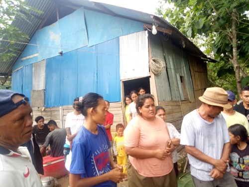 Suasana di rumah Oktavianus Noni menanti hasil pencarian korban oleh Tim SAR Basarnas Labuan Bajo.