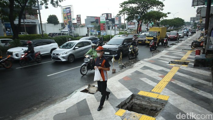 Sudah Kuduga! Trotoar Margonda Dibajak Mobil hingga Motor Pelebaran trotoar di kawasan Margonda, Depok, Jawa Barat, kini dilebarkan demi kenyamanan pejalan kaki. Tapi, beberapa pengendara masih nakal.