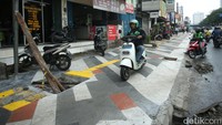 Meski begitu trotoar ini justru digunakan juga oleh para pengendara motor.