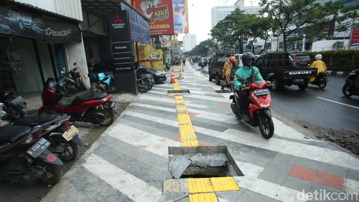 Pelebaran trotoar di kawasan Margonda, Depok, Jawa Barat, kini dilebarkan demi kenyamanan pejalan kaki. Tapi, beberapa pengendara masih nakal.