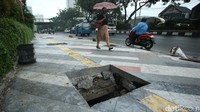Trotoar yang sudah dapat digunakan ini nampak belum dilengkapi dengan penutup saluran air.
