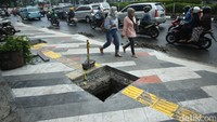 Sehingga warga yang melintas harus hati-hati agar tidak masuk ke lubang saluran air.