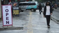 Masalah lain yang timbul trotoar ini juga digunakan kendaraan mobil untuk parkir.
