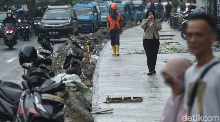 Sudah Kuduga! Trotoar Margonda Dibajak Mobil hingga Motor Pelebaran trotoar di kawasan Margonda, Depok, Jawa Barat, kini dilebarkan demi kenyamanan pejalan kaki. Tapi, beberapa pengendara masih nakal.