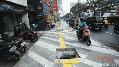 Sudah Kuduga! Trotoar Baru Margonda Dibajak Mobil hingga Motor