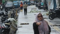 Pejalan kaki berjalan di Trotoar Margonda, Depok, Senin (7/11/2022).