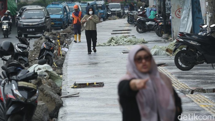 Sudah Kuduga! Trotoar Margonda Dibajak Mobil hingga Motor Pelebaran trotoar di kawasan Margonda, Depok, Jawa Barat, kini dilebarkan demi kenyamanan pejalan kaki. Tapi, beberapa pengendara masih nakal.