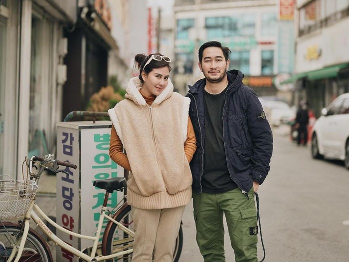 Syahnaz Sadiqah dan Jeje Govinda di Korea