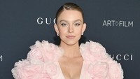 Sydney Sweeney mengenakan minidress merah muda pastel layaknya ballerina. Foto: Patrick McMullan via Getty Image/Robert Smith