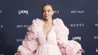 Sydney Sweeney melengkapi gaun merah muda pastel dengan stoking merah muda yang serasi dan tumit platform perak berkilau.  Foto: Patrick McMullan via Getty Image/Robert Smith