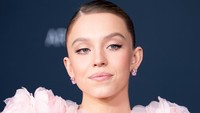 Rambut pirangnya ditarik ke belakang menjadi sanggul ramping dengan bagian samping, memperlihatkan sepasang anting berlian merah muda raksasa di bawahnya. Foto: Patrick McMullan via Getty Image/Robert Smith
