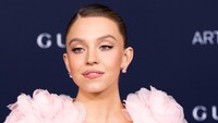 Sydney Sweeney melengkapi penampilan dengan perona pipi merah muda yang melimpah dan sapuan lipgloss. Foto: Patrick McMullan via Getty Image/Robert Smith