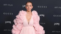 Sydney Sweeney tampil menarik dengan gaun lengan bermotif bunga dan lapisan koleksi couture musim gugur 2022 Giambattista Valli.  Foto: Patrick McMullan via Getty Image/Robert Smith