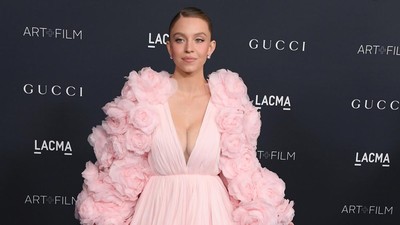 Sydney Sweeney Pakai Minidress ala Ballerina