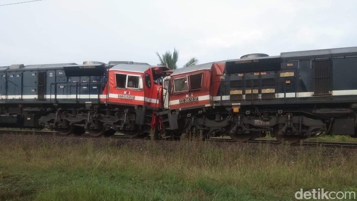 Tabrakan dua kereta api batu bara di Stasiun Rengas, Lampung Tengah.