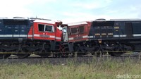 Tabrakan dua kereta api baru bara terjadi di Stasiun Rengas, Lampung Tengah, dini hari tadi, Senin (7/11/2022). Tabrakan antara keduya kereta itu terjadi sekitar pukul 02.25 WIB. (Foto: Tommy Saputra/detikSumut