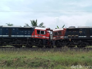 Evakuasi 2 Kereta Babaranjang yang Adu Banteng Selesai