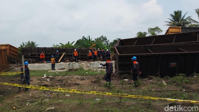 Tabrakan kereta api batu bara di Stasiun Rengas, Lampung Tengah.