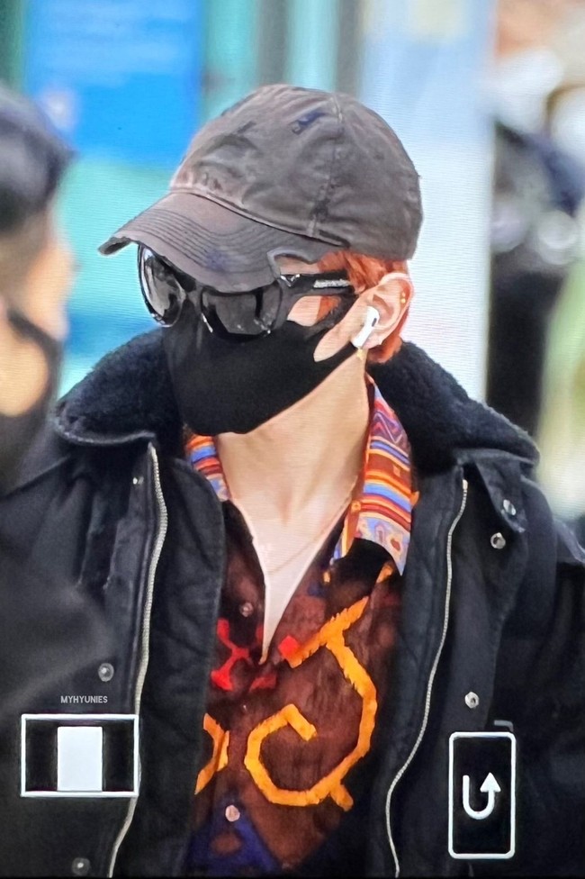 Di media sosial, Jerome Polin mengungkapkan perasaan senangnya karena batik itu langsung dipakai Taeyong sesaat setelah diberikan. Apalagi Taeyong juga mengenakannya di bandara ketika tiba kembali di Korea setelah menuntas konser.Foto: Dok. Fansite