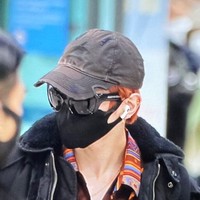 Di media sosial, Jerome Polin mengungkapkan perasaan senangnya karena batik itu langsung dipakai Taeyong sesaat setelah diberikan. Apalagi Taeyong juga mengenakannya di bandara ketika tiba kembali di Korea setelah menuntas konser.Foto: Dok. Fansite