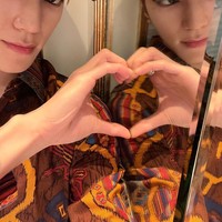 Di kolom komentar, banyak fans yang menyebut jika pemilik nama lengkap Lee Taeyong cocok jadi dosen hingga partner kondangan. Sementara yang lain mengkhawatirkan Taeyong tidak tahu cara pencucian Batik untuk pertama kali karena akan luntur.Foto: Instagram @taeoxo_nct