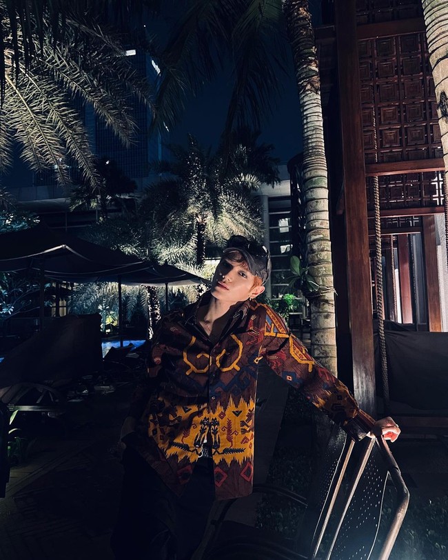 Berbagai pose Taeyong dengan kemeja keluaran Batik Keris itu pun membuat fans terpesona. Kala itu ia memadukannya dengan aksesori topi dan kacamata hitam sehingga terlihat lebih kasual.Foto: Instagram @taeoxo_nct